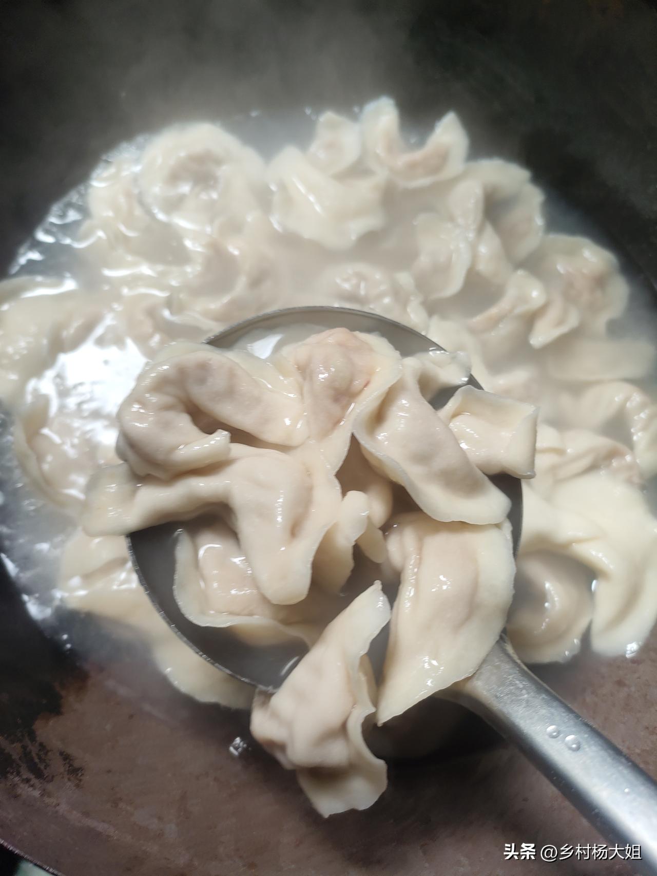 不管男女，一定要学会做饭，
父母也要教会自己的儿女做饭，不要认为有人给你做着吃，