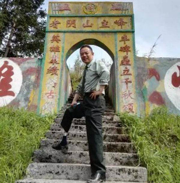 一等功臣王曙光重返老山，用伤残双腿登上者阴山主峰。他坐在自己和战友们以生命和鲜血
