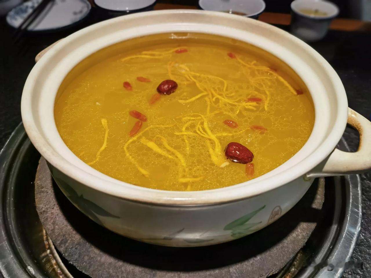 品尝云南特色美食，菌类火锅，菌类火锅美味至鲜，重点是服务员放了计时器，不要提前吃