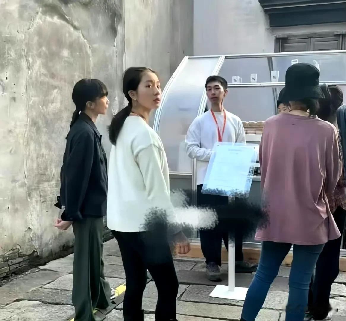 女儿像妈呀，现在黄多多长的好像她妈妈孙莉，气质，神态都一模一样，小小年纪，显得很