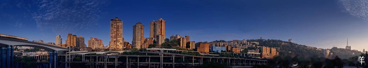 「当夕阳给楼群刷上蜂蜜，高架桥就变成上帝吃重庆小面时滑落的金筷子」
山城的拓扑学