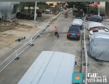 监控拍下全程！这碰瓷手法太丝滑了，简直是“教科书级”
 
隔着屏幕都替大哥捏了把
