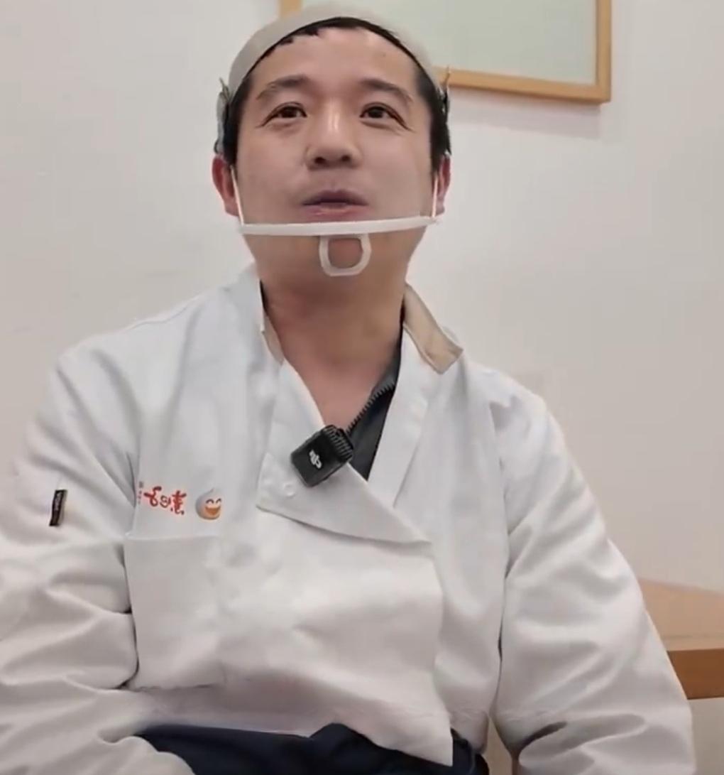 江西宜春八中对面的巷子里，有家素包子店每天都很热闹。

老板胡志建去年12月返乡