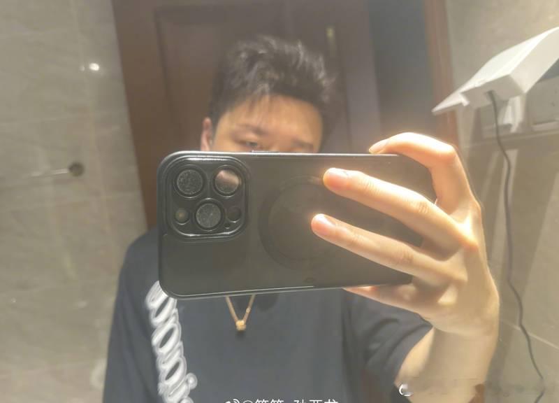 孙亚龙自曝几年前买了2万克黄金 现在涨三倍孙亚龙最近回归解说《英雄联盟》EWC京