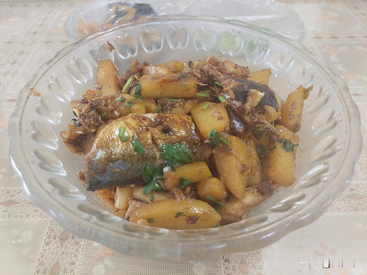 虽然午餐我吃了烤鱼，晚餐我还是做了青鱼炖土豆，这鱼是之前G哥整回来的，有一个多月