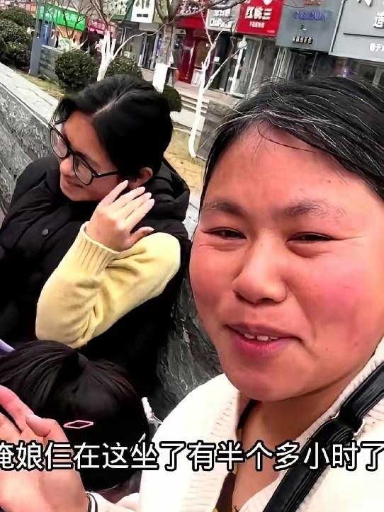 你同情山东威海那个在店门口犹豫半个小时花599块钱给女儿买鞋的头发花白穿着普通的