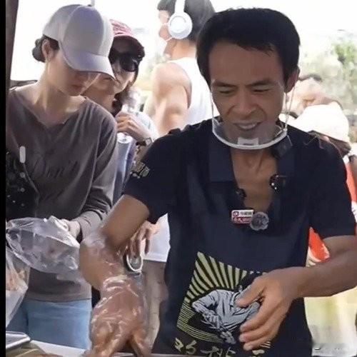 景德镇鸡排哥遭疯狂模仿！冒牌摊被当场劝返，更离谱的是有人冒充已故父亲
 
国庆假