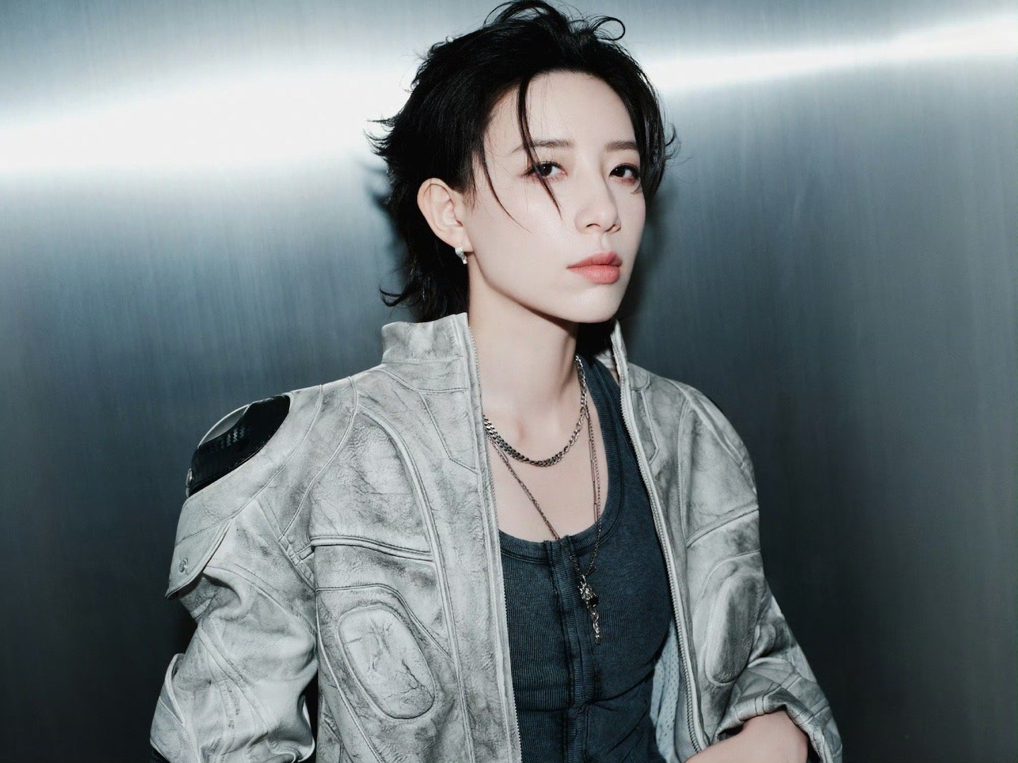 没人和我说李斯丹妮线下这么帅啊李斯丹妮人类高质量背头 真的被李斯丹妮的线下气质狠