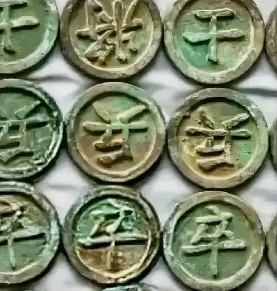 四川老农翻修自家宅基地，锄头砸中一块硬石头，挖出整整32枚锈迹斑斑的古怪铜疙瘩。