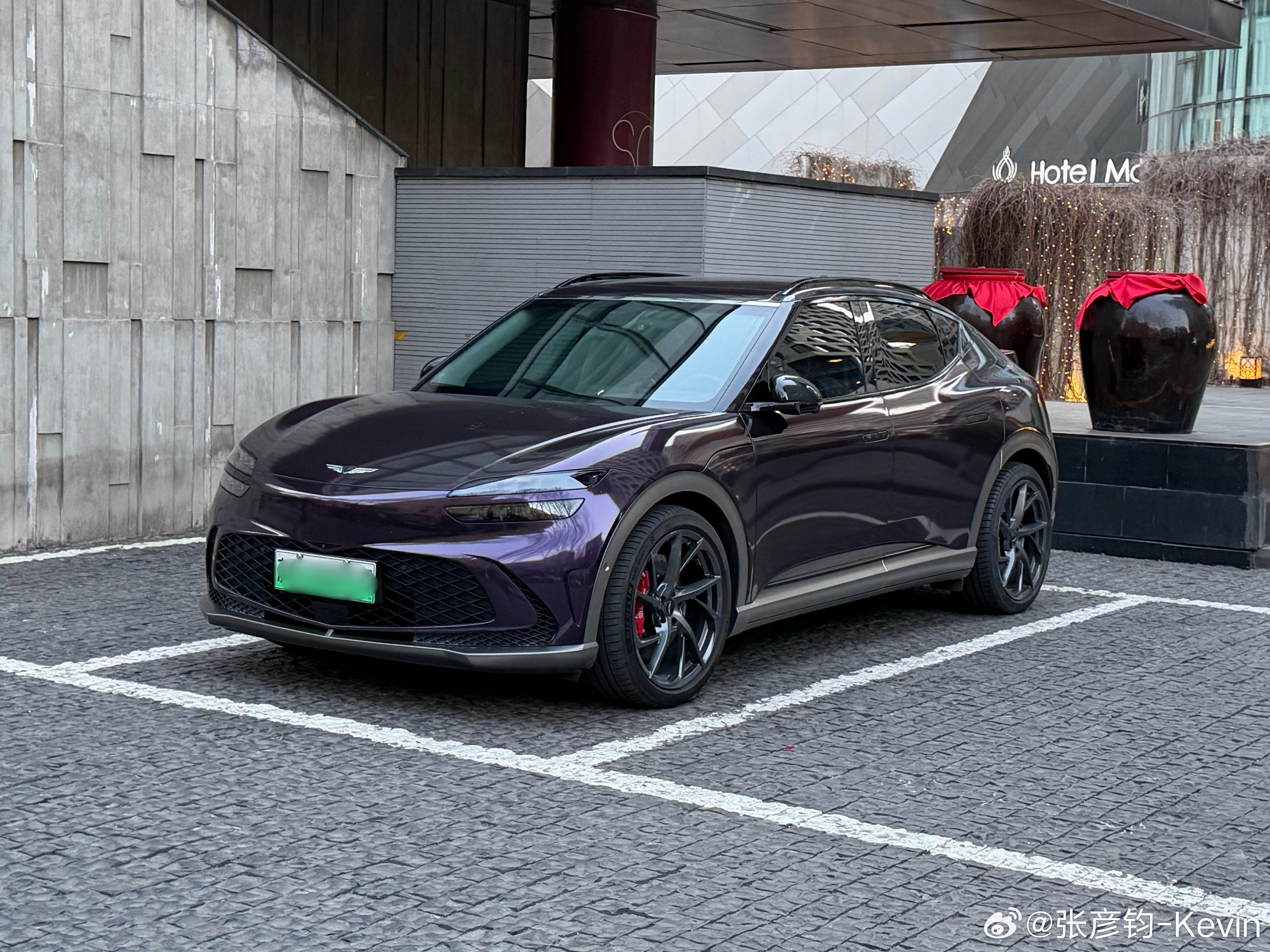 捷尼赛思GV60，我记得几年前上市和一起去的，送了个水晶球，至此我就一直管这车叫