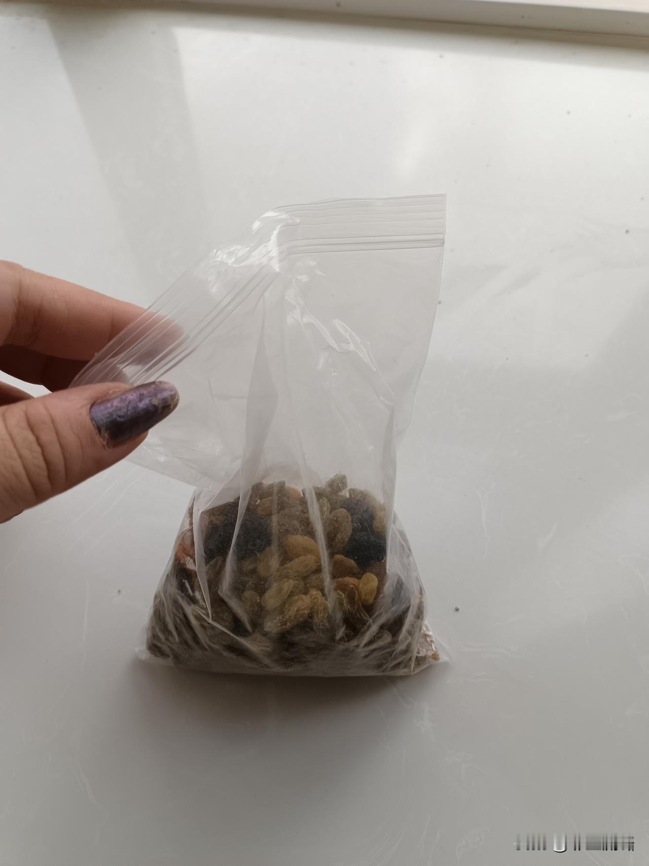 你能用一句话概括什么是幸福吗活着，吃饭就是幸福，在新房住着睡着没有噪杂的环境就是