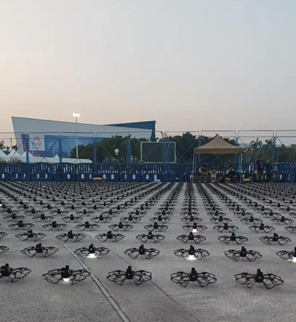 周深周深2026深深的巡回演唱会周深广州演唱会 无人机准备就位了 