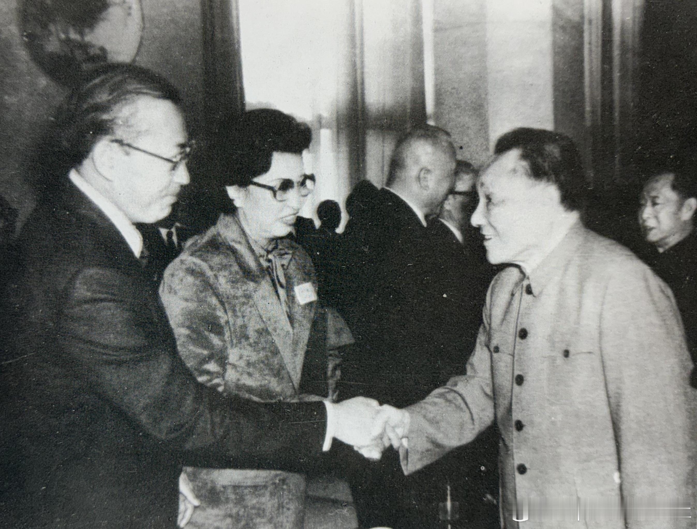 1981年10月9日邓小平在人民大会堂接见黄兴次女黄德华和女婿薛君度教授历史影像
