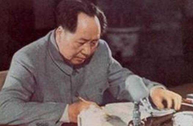 1954年7月，中国误击英国客机，美军为报复我军，派出12架战斗机在海南上空围剿