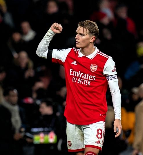 阿森纳现在很需要厄德高，对阵布莱顿的比赛，中场控不住球，搞的后防压力很大，艾泽也