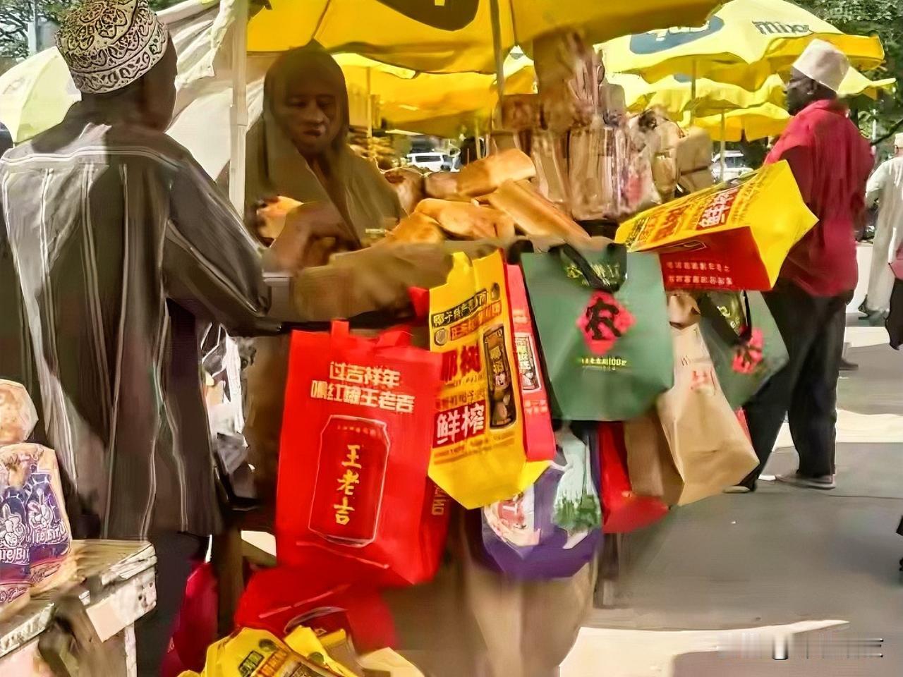你可能万万没想到，那些被你嫌弃的外卖袋，居然在世界另一头继续发光发热。

加多宝