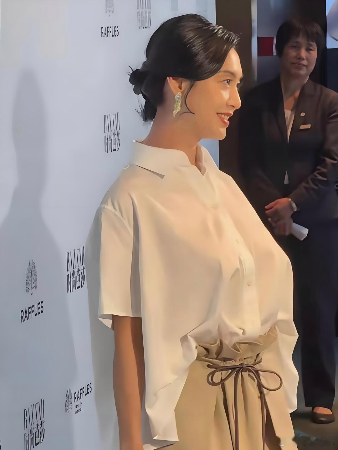 54岁朱茵参加活动照片，简直是风韵犹存啊！ 