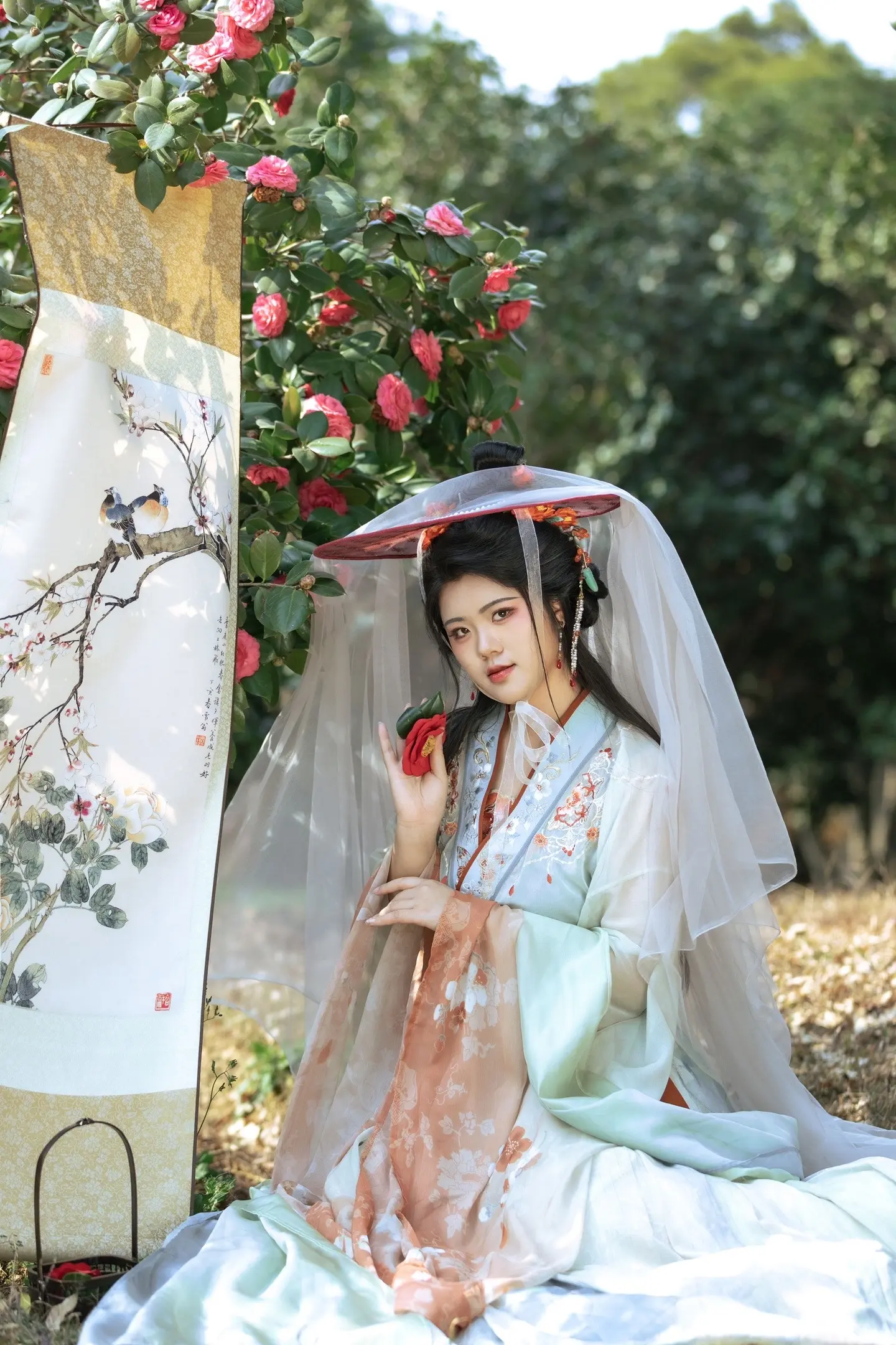 山茶茵茵，我自逢春。