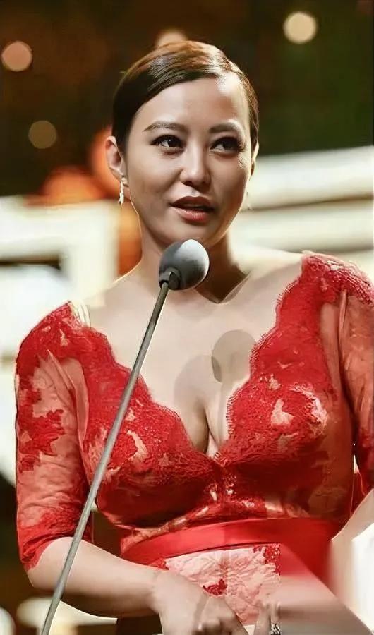 郝蕾提当年分手

真不是她矫情

好多人还在骂她为了拍戏丢了爱情，我反倒觉得这局
