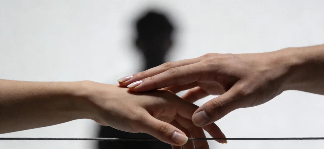 人到中年，兄弟姐妹的亲情常常因房产分配、赡养老人等利益纠葛而变味。数据显示，20