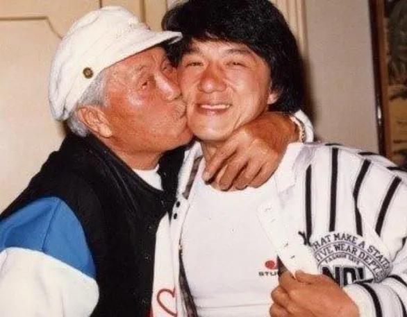 当年，成龙回安徽老家认亲，却问了大哥二哥三个问题，没想到最后一个问题竟然有点无理