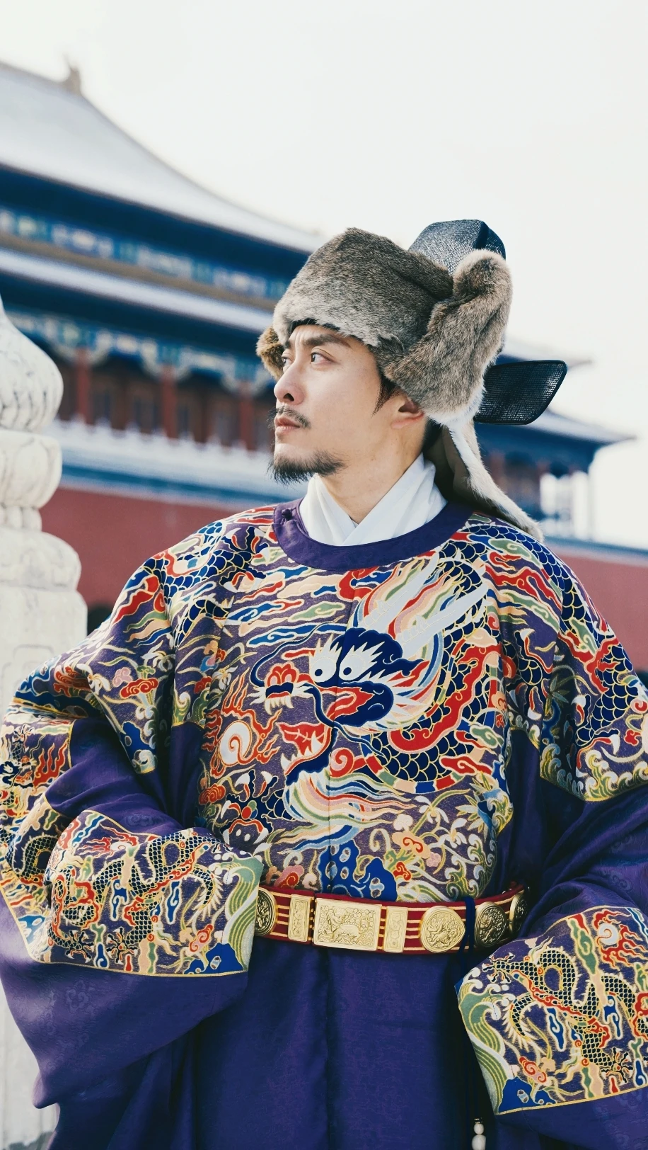 履雪寻故迹，归身入紫禁