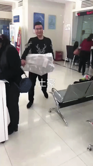 银行里偶遇了一位“土豪”大哥竟然取了满满一大袋子钱！
大哥扛着这一大袋子钱笑容满