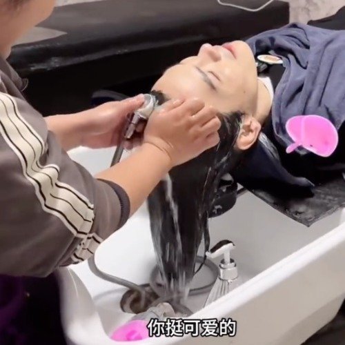 晓华说向佐像大哥哥一样晓华感谢向佐在她流量下滑的时候还愿意来找她剪头发，向佐说晓