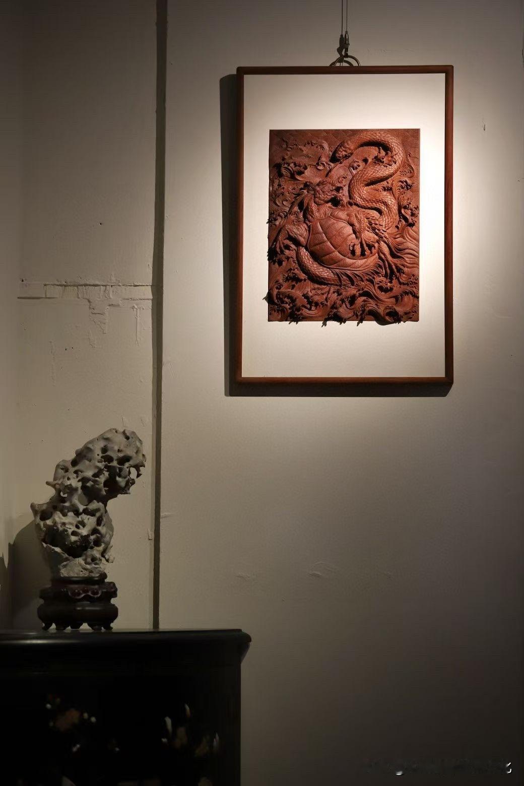 以刀刻浪，以木藏韵
缅花高浮雕玄武挂屏，古法铲地工艺，层层雕琢出海浪翻涌的磅礴层