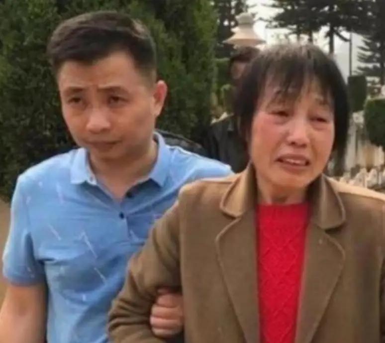 2013年，退伍军人韩维民去麻栗坡烈士陵园给战友王悦发扫墓，负责管理的张园长告诉