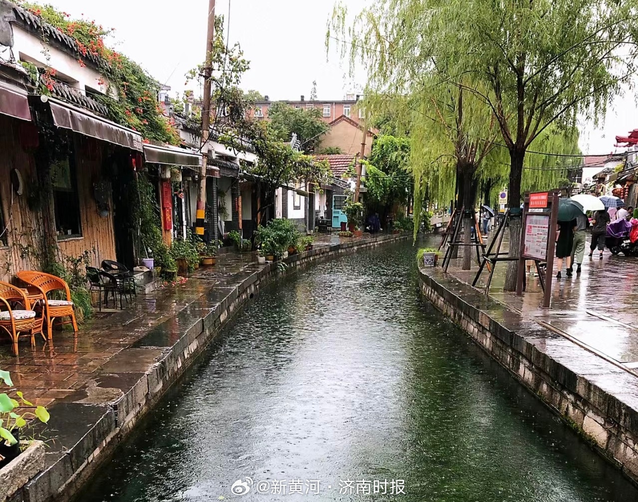 【#雨雨雨济南雨雨雨#】假期进入第五天，和前几天相比，今天（5日）的济南更温暖了