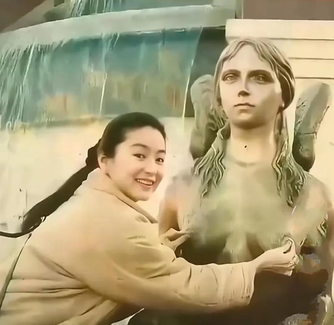 林青霞这个照片太热搞笑了，想不到大美女林青霞也有这样调皮的时候，在和雕像合影留念