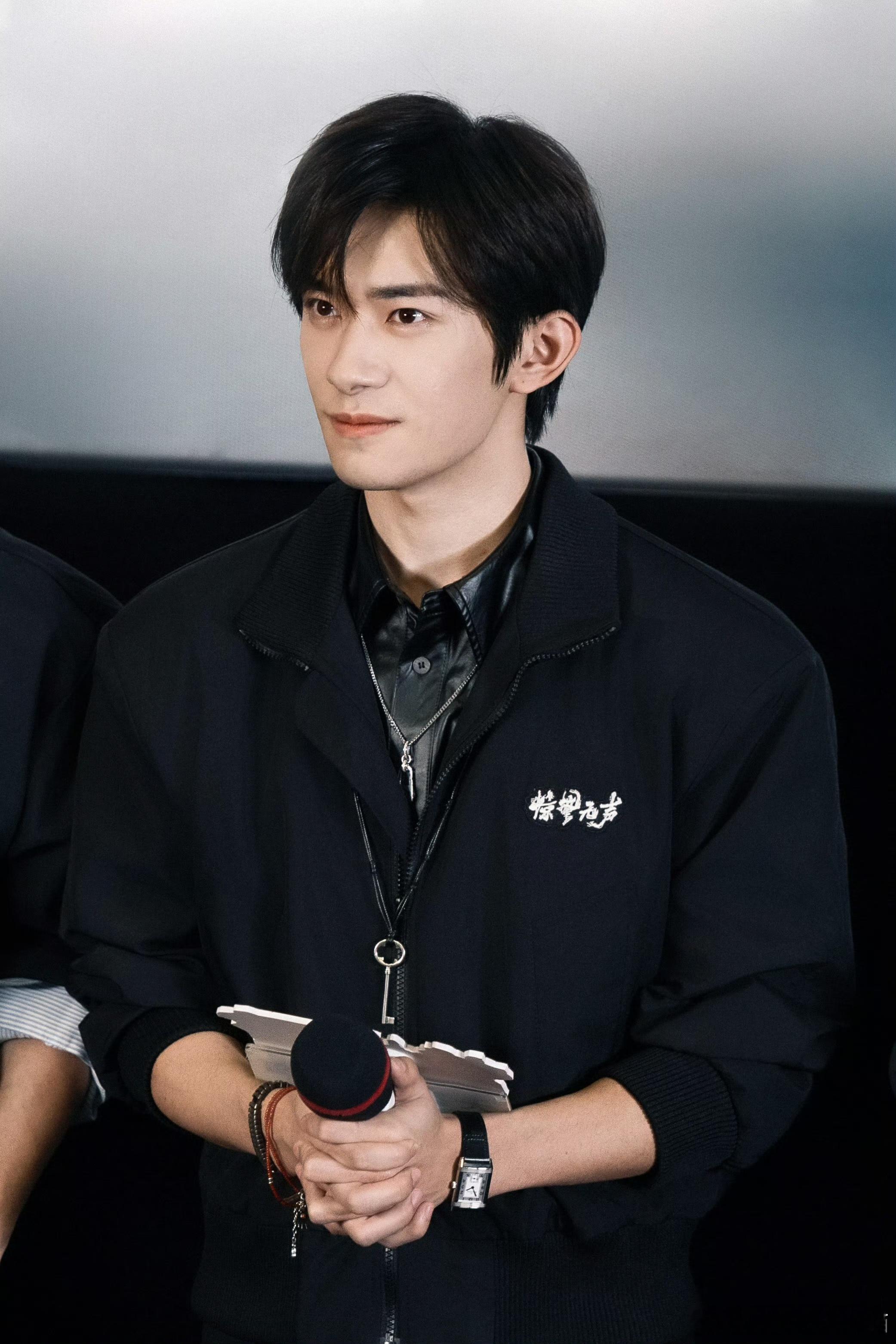 易烊千玺好正的一张脸易烊千玺演的严迪太有说服力了，正气藏在眉眼间，温柔藏在细节里