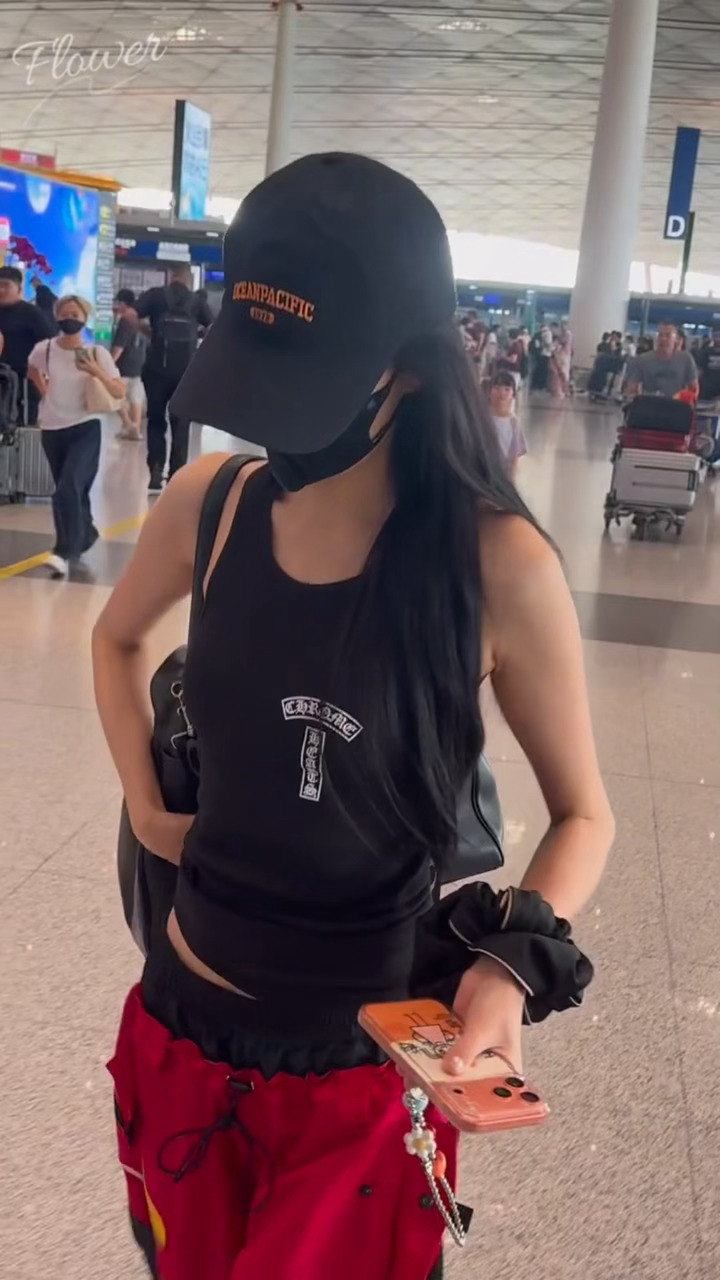 有人能懂一下吗帅是一种感觉…老公姐！！孙怡黑背心红裤酷妹穿搭孙怡黑背心红色阔腿裤
