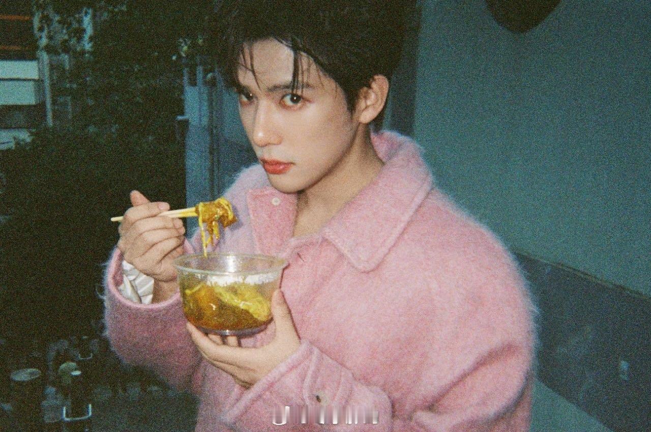 看王安宇搜身我一直在流口水大侦探就这一个画面，我反复看了十遍！王安宇单膝跪地搜身