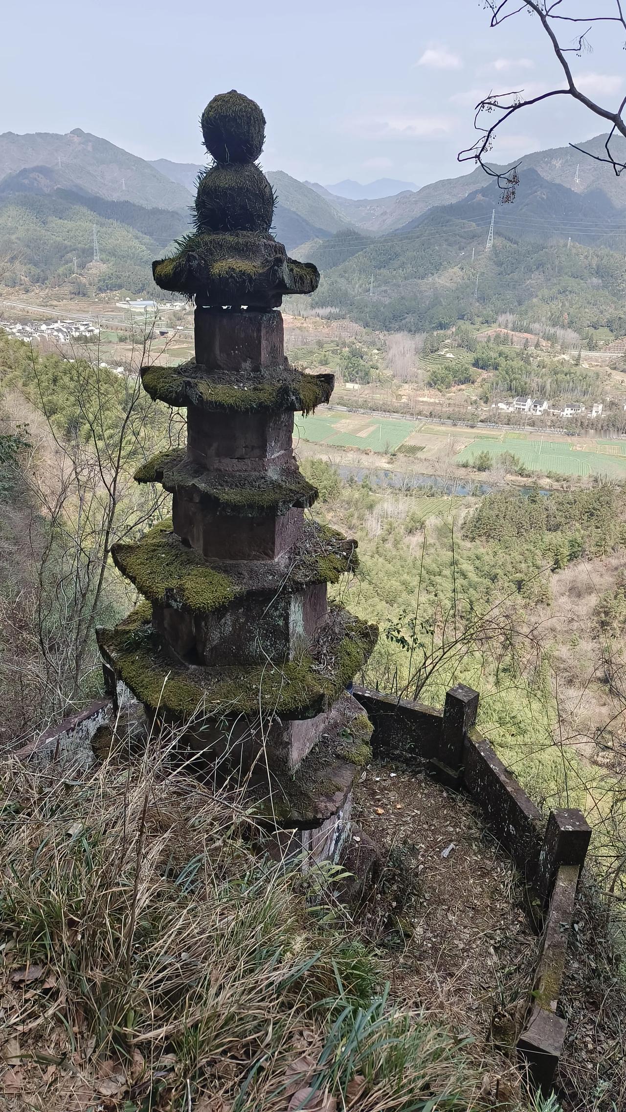 古代隐士在齐云山隐居之所，这里很美，这个大石头搭上木头木板就成了临山山房