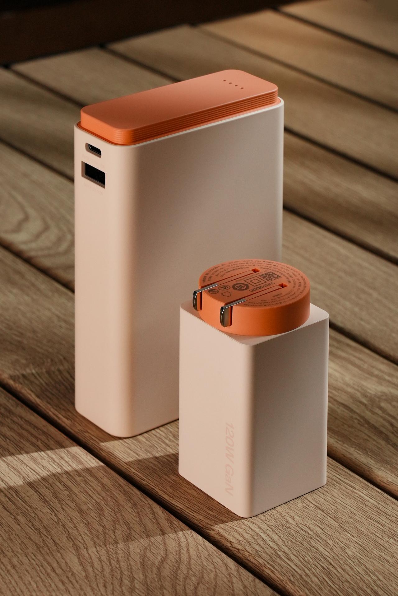 最近在用黑厂的这套充电新品。一个是 OPPO 120W 超能舱超级闪充移动电源 