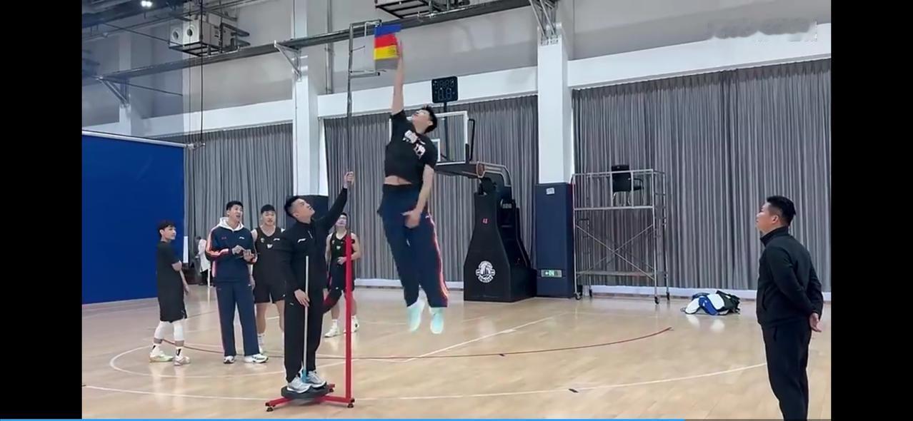 崔永熙摸高345cm，徐杰才315cm，貌似恢复不错


郭艾伦摸高310cm，