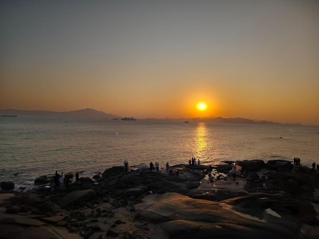 夕阳下的海边婚礼，浪漫至极！🌅💍