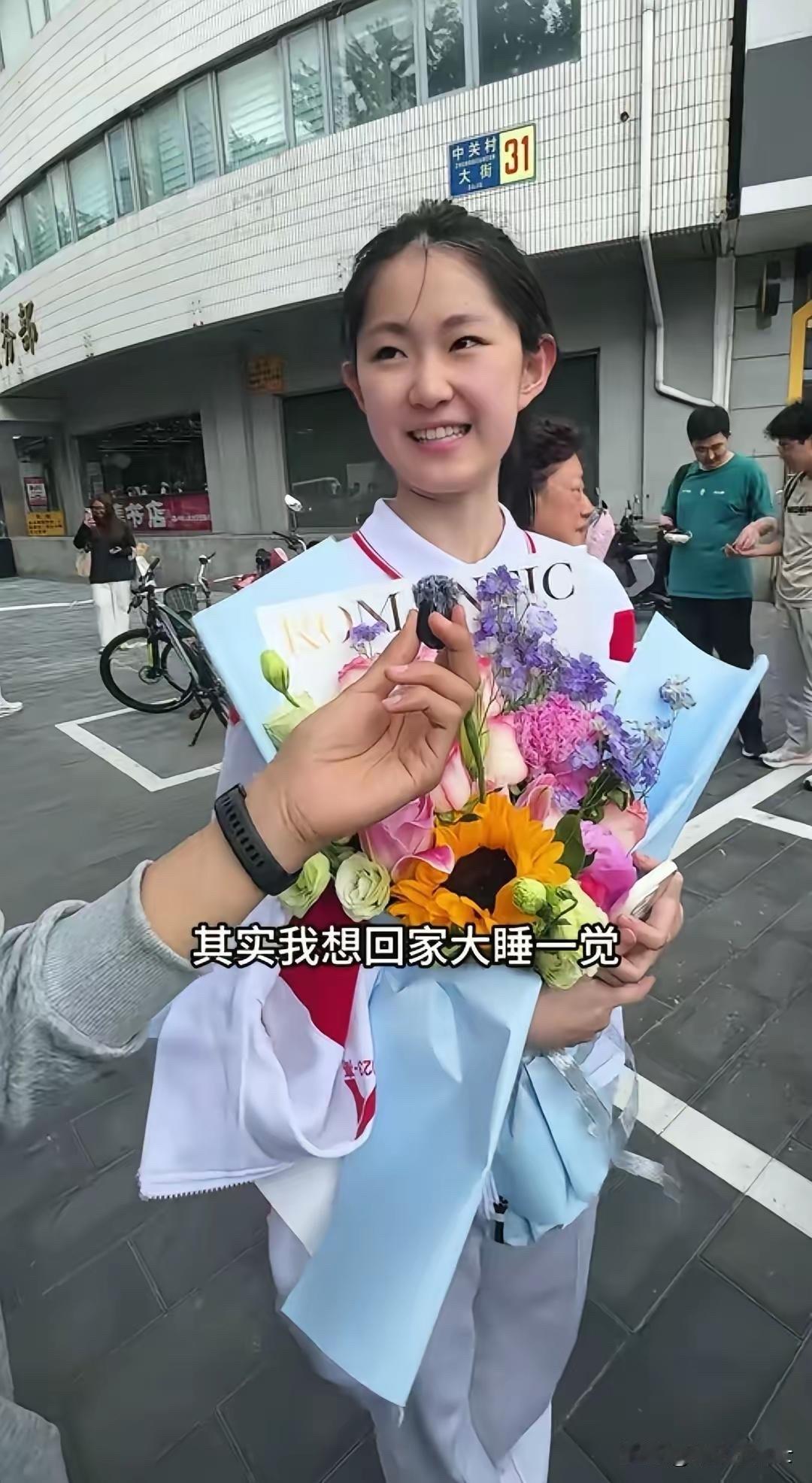 这个小女孩不仅人长得漂亮，而且还很会说话，这样的女孩谁能不喜欢？你看，这位人大附