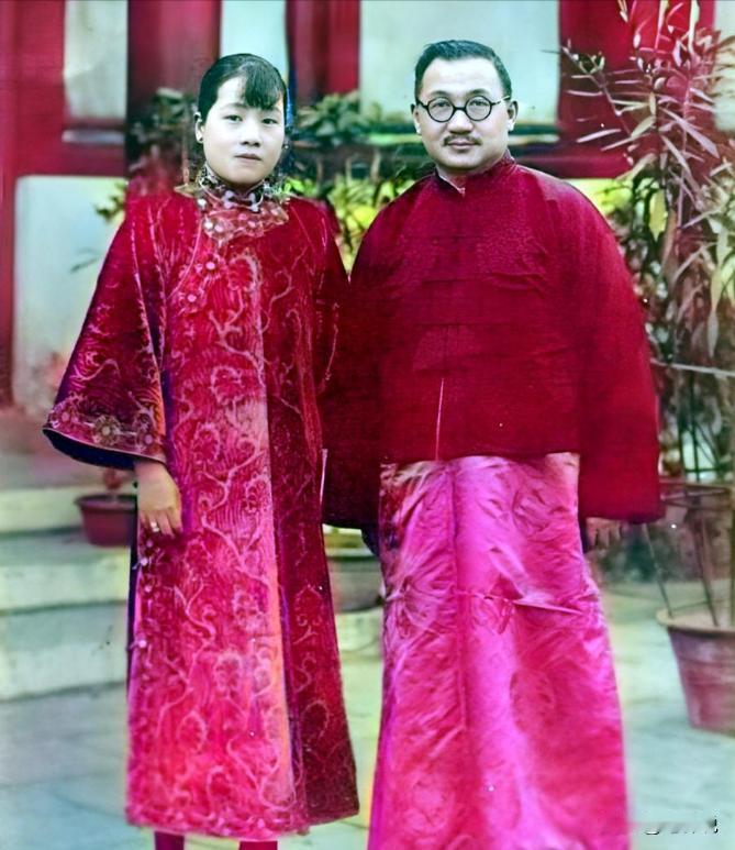 1914年，宋霭龄与孔祥熙完婚，洞房花烛夜，一伙人儿前来闹洞房，有人趁乱扯下她的