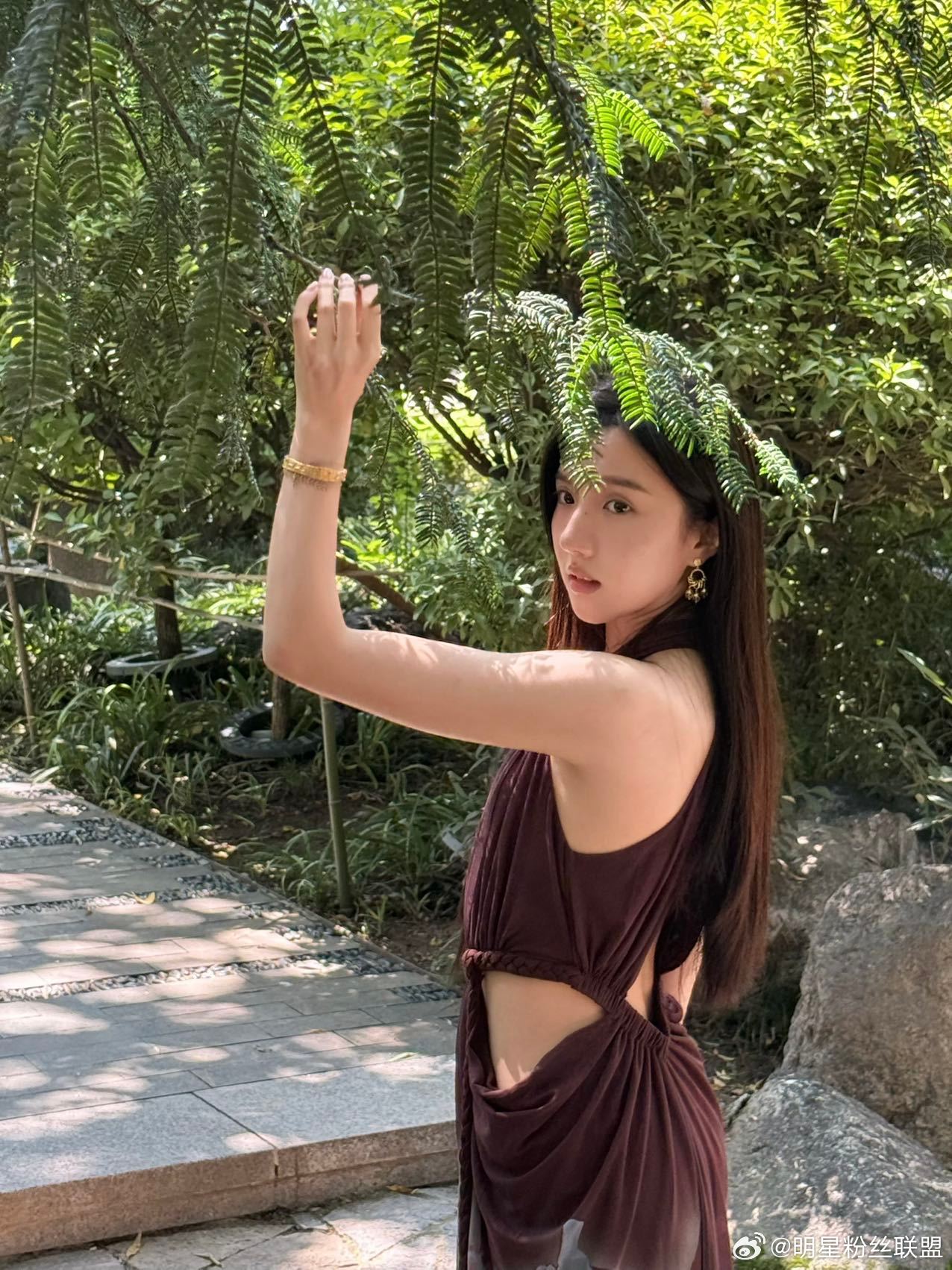 苏晓彤自己画的妆 又被苏晓彤这组树林大片美到了，姐姐味很重！看到她翻牌还说是自己