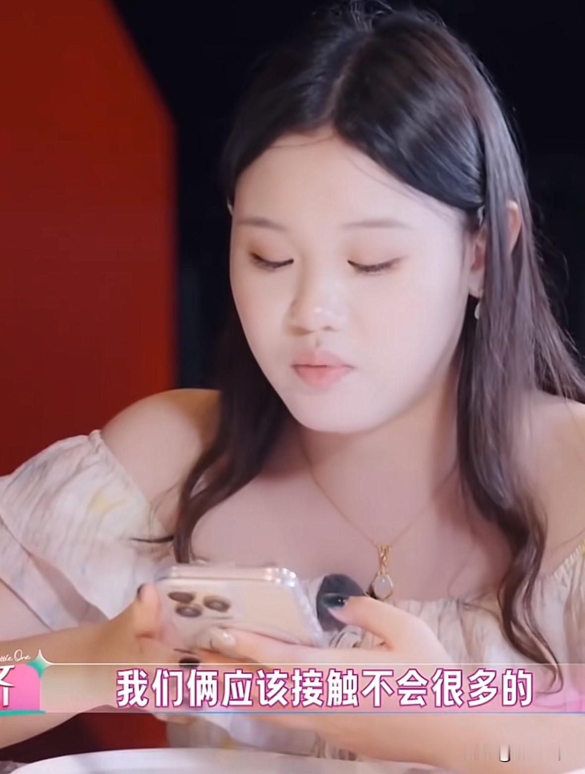 张家齐这一期怼她妈妈真的火力全开！

张家齐带她妈妈吃饭，她妈妈说“你带我见世面