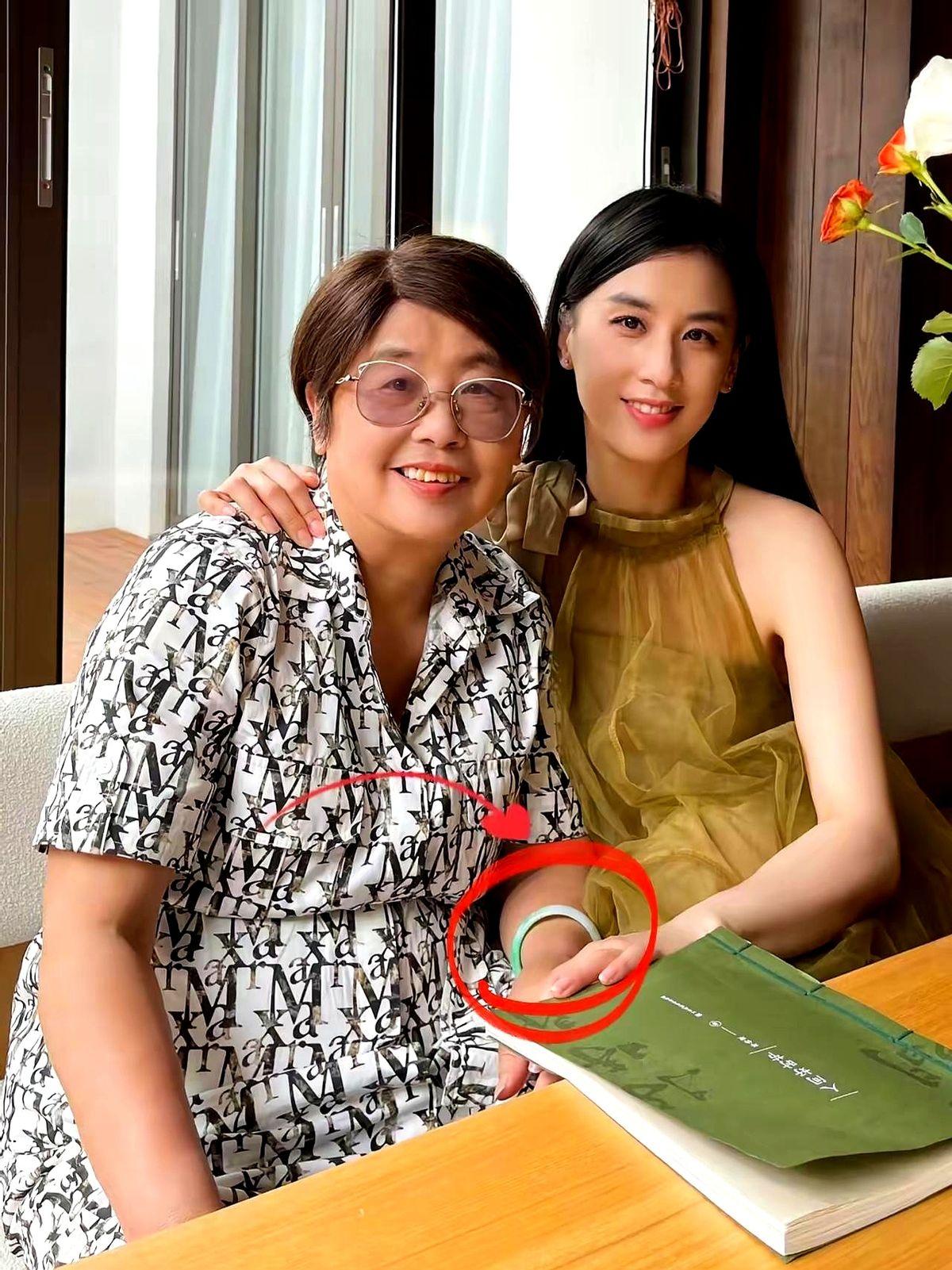 扬子大家都应该向他道歉，因为大伙都错怪他了。

他根本就没有控制黄圣依，而是带着