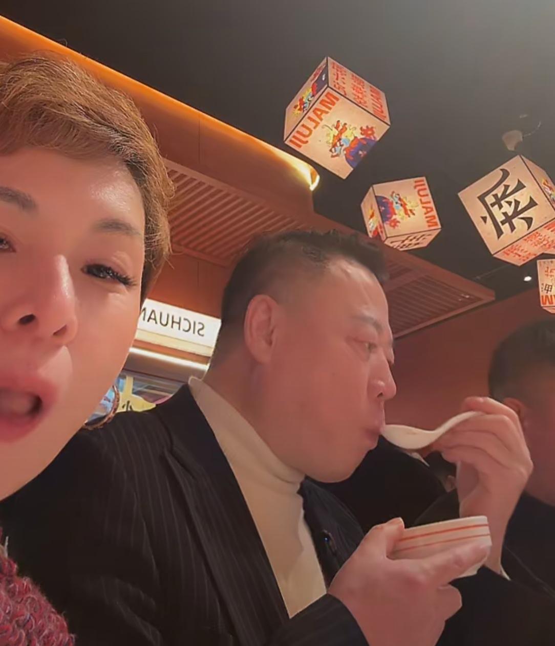 看到麻六记安总还有洋洋在一起努力的工作，就体会到了张兰不工作就难受的感觉了，张兰