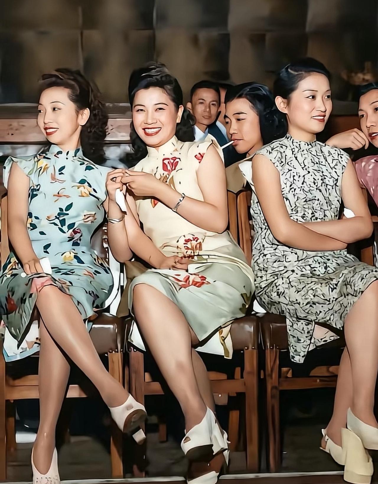 1948年的民国老照片，上海舞女们打扮时尚，非常时髦，靠色相卖笑为生。