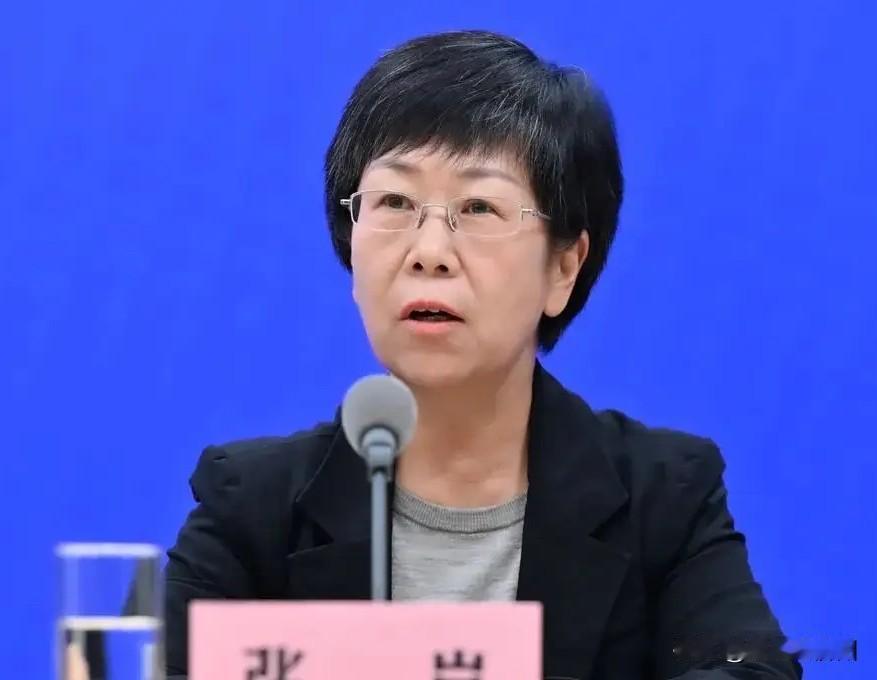 记者现场提问，
“隔夜水到底能不能喝”，
专家略微思索后给出了回答，
隔夜的水…