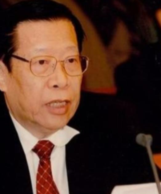 1993年，央视台长杨伟光没打任何招呼干了件“疯事”，他在《新闻联播》后硬塞了3