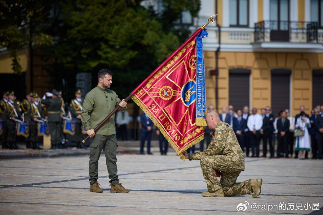 2023年8月24日乌克兰独立日，泽连斯基总统亲自向第385独立特种功能作战无人