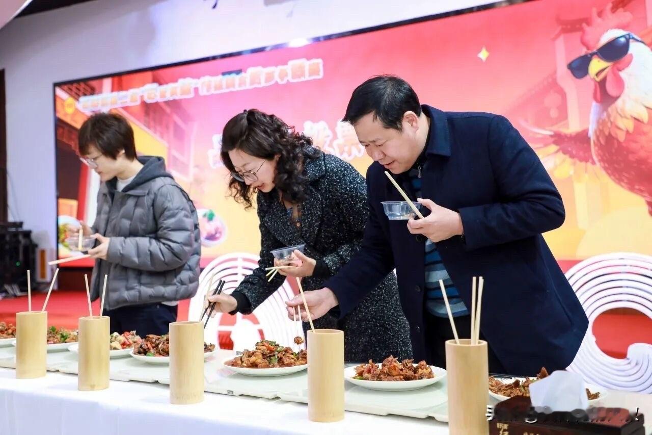 泰州苏陈镇太会了！一只小公鸡，吃出乡镇产业新路子

今天，泰州苏陈镇第二届“苏香